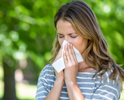 Frau in der Natur mit Taschentuch